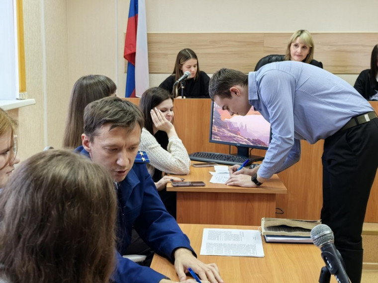 В Каргасокском районе Томской области прокурорские работники во взаимодействии с судом провели для школьников инсценированный судебный процесс. В Каргасокском районе Томской области прокурорские работники во взаимодействии с судом провели для школьников инсценированный судебный процесс.